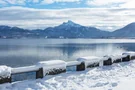 Die Seepromenade mit Schafbergblick am Mondsee