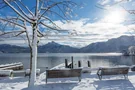 Schneebedeckte Uferpromenade am Mondsee