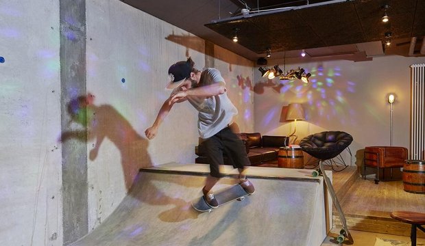Skaten im Aufenthaltsraum der "Bretterbude" Skaten im Aufenthaltsraum der "Bretterbude"