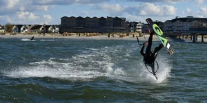 Kitesurfer vor der "Bretterbude"