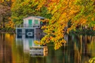 Die Fischerhütte am Langwuhrweiher erstrahlt im Sonnenlicht