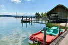 Am Chiemsee kann man Tretboot und Segelboot fahren