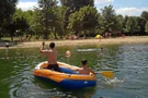 Mit einem Boot können die Kids den See erobern