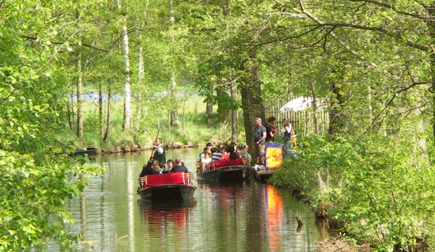 Die Kahnfahrt macht Halt im Spreewald Die Kahnfahrt macht Halt im Spreewald