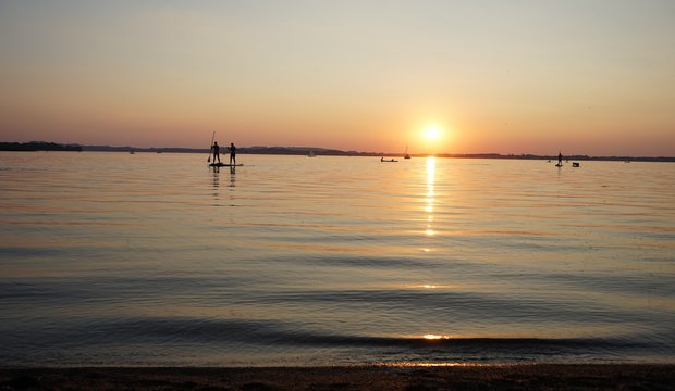 SUP bei Sonnenuntergang auf dem Chiemsee SUP bei Sonnenuntergang auf dem Chiemsee