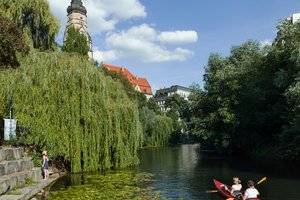 Mit dem Kanu auf dem Karl-Heine Kanal vorbei an der Philippus-Kirche Mit dem Kanu auf dem Karl-Heine Kanal vorbei an der Philippus-Kirche