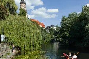 Mit dem Kanu auf dem Karl-Heine Kanal vorbei an der Philippus-Kirche