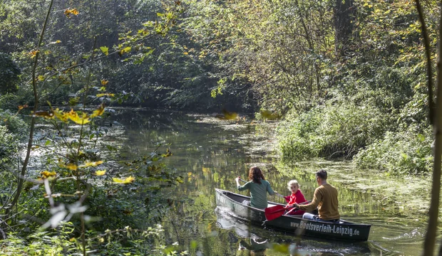 Über den Floßgraben kann man von der Stadt bis zum Cospudener See paddeln.