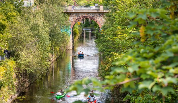 Der Karl-Heine-Kanal ist eine perfekte Strecke um den Stadtteil des Leipziger Westens zu erkunden. Der Karl-Heine-Kanal ist eine perfekte Strecke um den Stadtteil des Leipziger Westens zu erkunden.