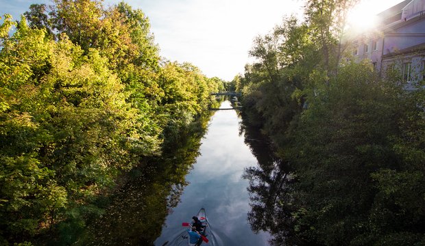 Kanufahrer auf dem Karl-Heine-Kanal. Kanufahrer auf dem Karl-Heine-Kanal.
