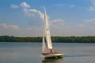 Segelboot fährt über den Bergwitzsee