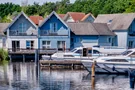 Blick auf Ferienhäuser und Boote