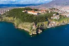 Luftaufnahme von Ohrid, Kirche und Berg, Ohridsee