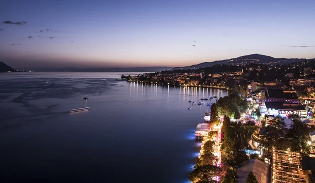 Abenddämmerung beim Montreux Jazz Festival am Genfer See Abenddämmerung beim Montreux Jazz Festival am Genfer See