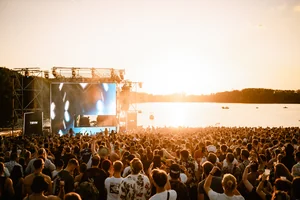 Abendsonne beim Nibirii Festival Nibirii Festival
