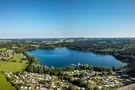 Panoramablick auf den idyllischen Brucher See