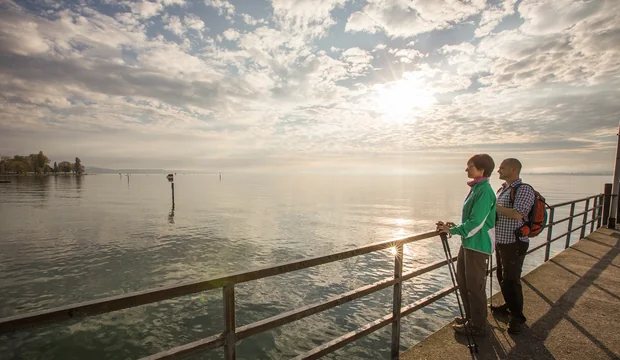 SeeGang - Wanderer am Hafen