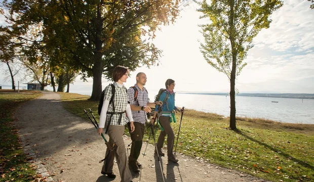 SeeGang - Wanderer am Seeufer